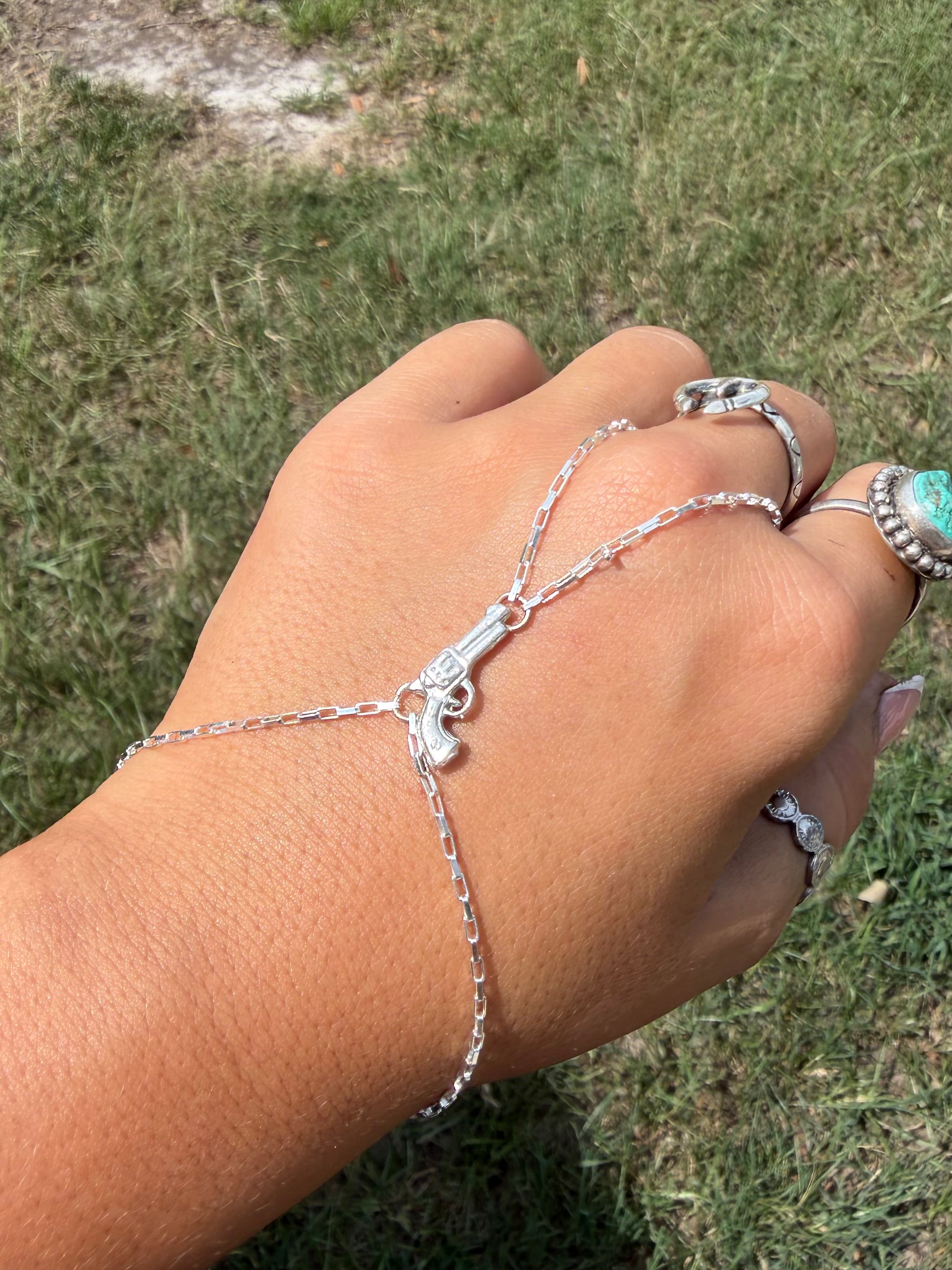 Revolver Handchain