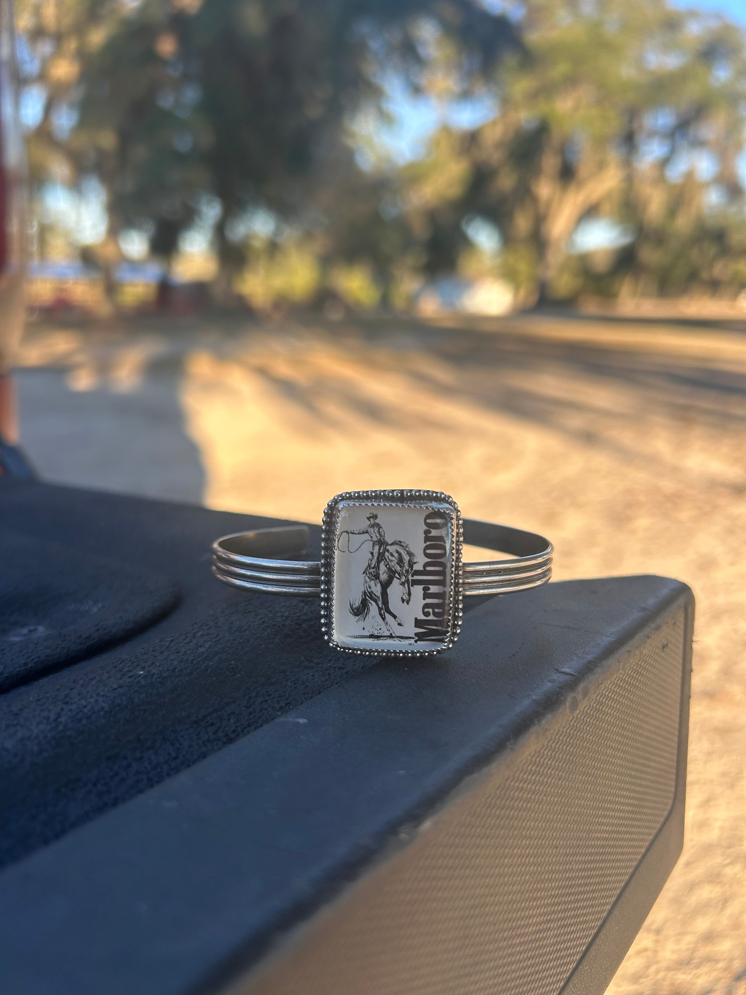 White Marlboro Picture Cuff